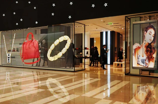 Ekran LED transparent kundrejt ekranit tradicional LED